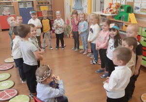 Dzieci śpiewają Miłoszkowi "Sto lat".